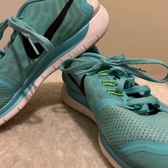 Blue and green Nike sneakers - Picture 1 of 4